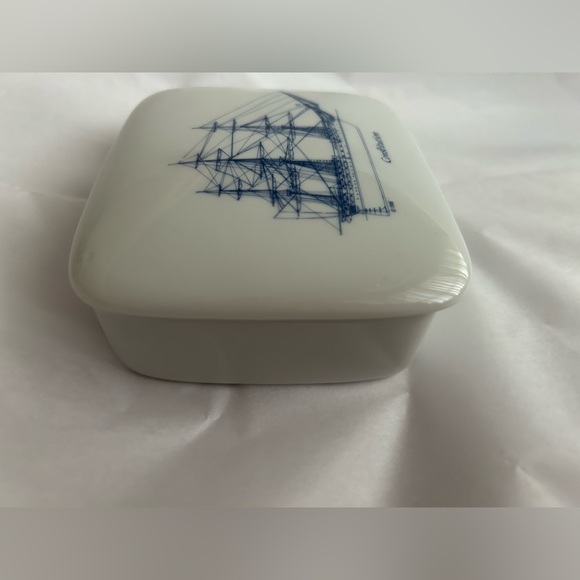 New Constitution Box White with Blue Constitution Ship Piccadilly West London - Picture 5 of 16